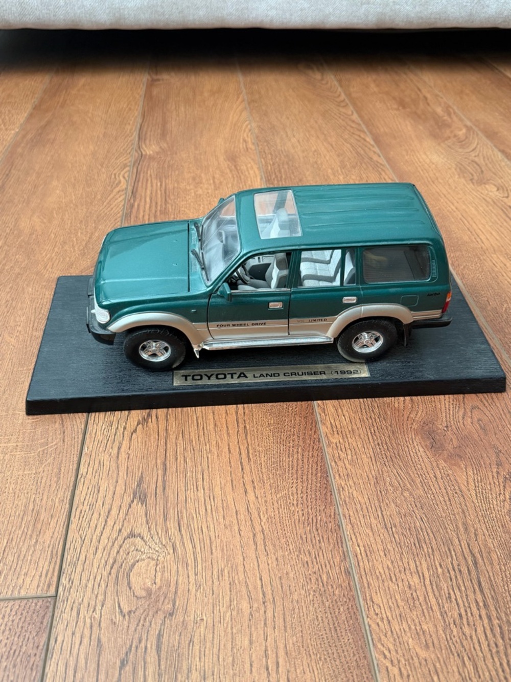 Toyota Land Cruiser 1992 Diecast Model - Green and Silver